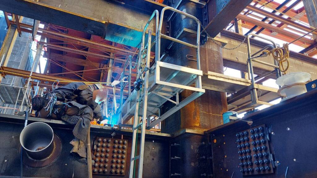 現場溶接の作業風景